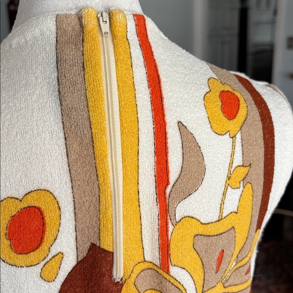 Vintage 60s or 70s Sugarbush Floral Mod Sleeveless Stretch Nylon Top - Picture 6 of 8